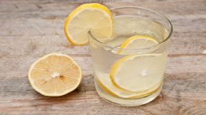 Szklanka wody z cytryną